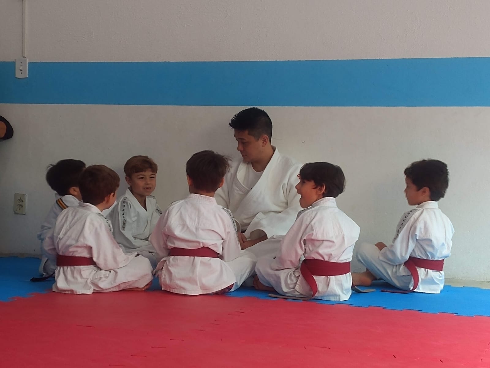 Professor e alunos no tatame