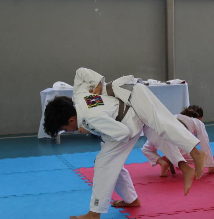 Judoca executando golpe